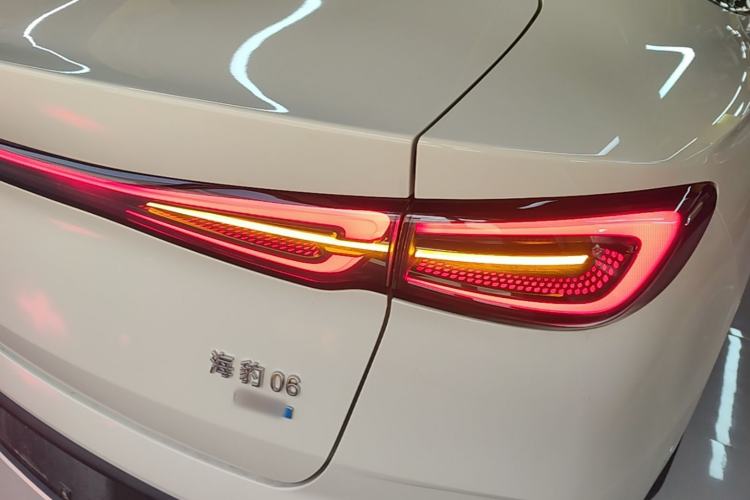 Used BYD Seal 06 New Energy 2025 DM-i Smart Drive 120KM Prestige Model Right Rear Taillight
