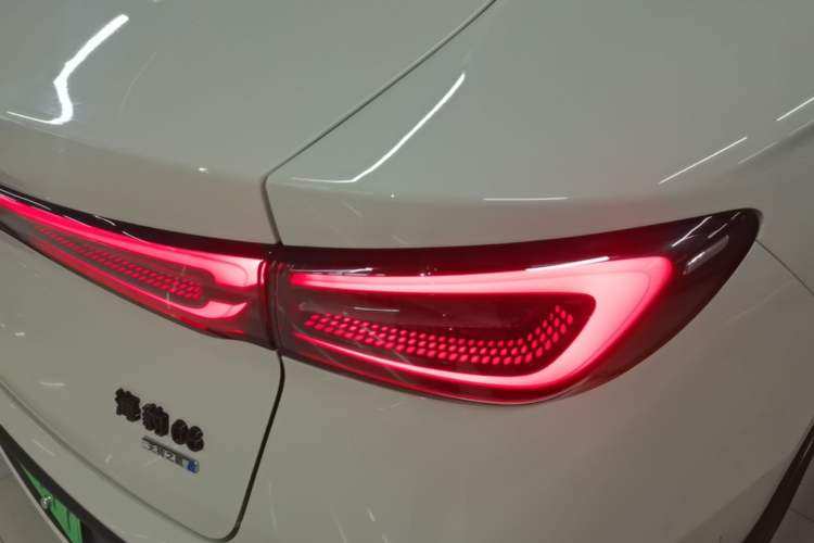 Used BYD Seal 06 New Energy 2025 DM-i Smart Drive 120KM Prestige Model Right Rear Taillight