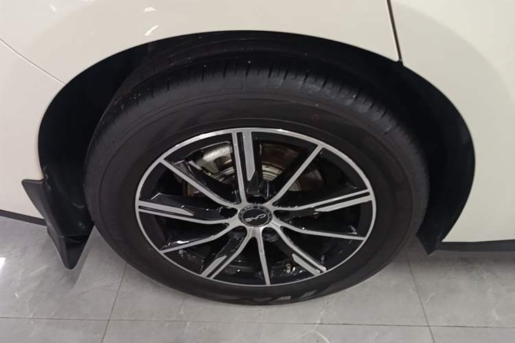 Used BYD Seal 06 New Energy 2025 DM-i Smart Drive 120KM Deluxe Model Right Rear Wheel Hub