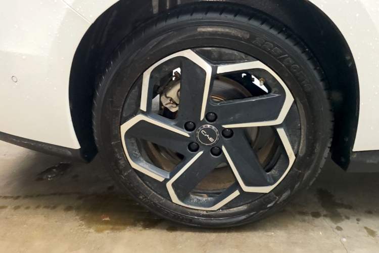 Used BYD Seal 06 New Energy 2025 DM-i Intelligent Drive 120KM Flagship Model Right Rear Wheel Hub