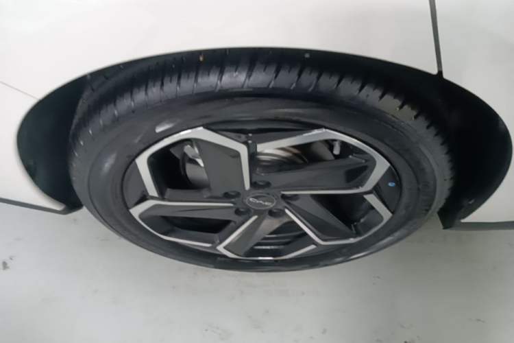 Used BYD Seal 06 New Energy 2025 DM-i Intelligent Drive 120KM Flagship Model Right Rear Wheel Hub