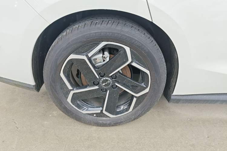 Used BYD Seal 06 New Energy 2025 DM-i Intelligent Drive 120KM Flagship Model Right Rear Wheel Hub