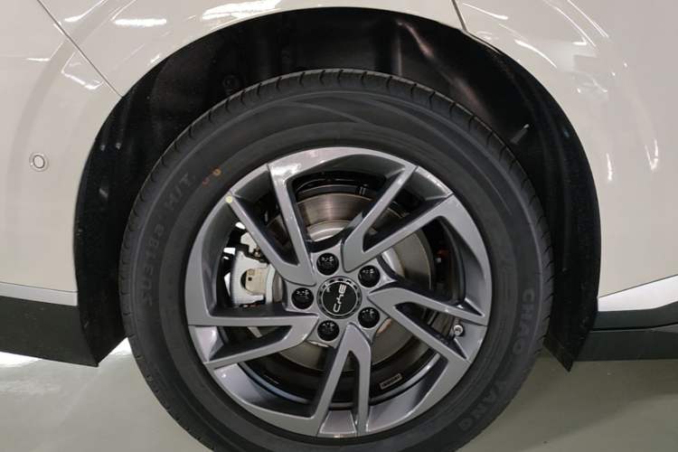 Used BYD Seal 06 New Energy 2025 EV 545KM Premium Edition Right Rear Wheel Hub