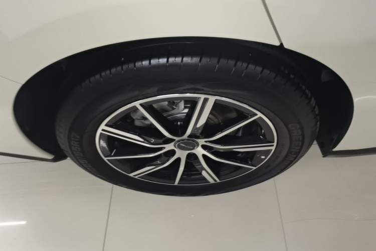 Used BYD Seal 06 New Energy 2025 DM-i Smart Drive 120KM Deluxe Model Right Rear Wheel Hub