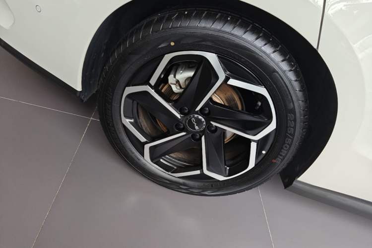 Used BYD Seal 06 New Energy 2025 DM-i Intelligent Drive 120KM Flagship Model Right Rear Wheel Hub