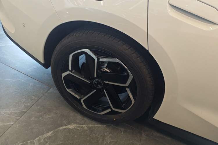 Used BYD Seal 06 New Energy 2025 DM-i Intelligent Drive 120KM Flagship Model Right Rear Wheel Hub