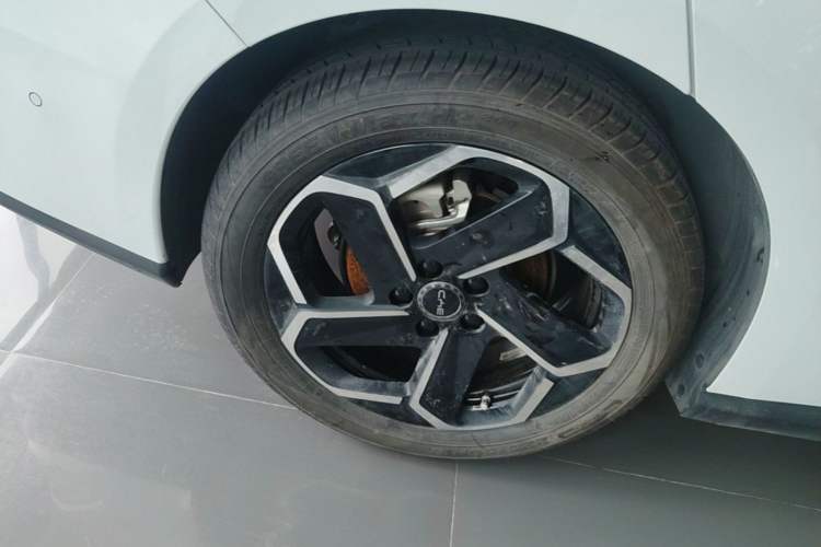 Used BYD Seal 06 New Energy 2025 DM-i Intelligent Drive 120KM Flagship Model Right Rear Wheel Hub