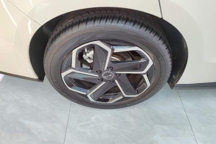 Used BYD Seal 06 New Energy 2025 DM-i Intelligent Drive 120KM Flagship Model Right Rear Wheel Hub