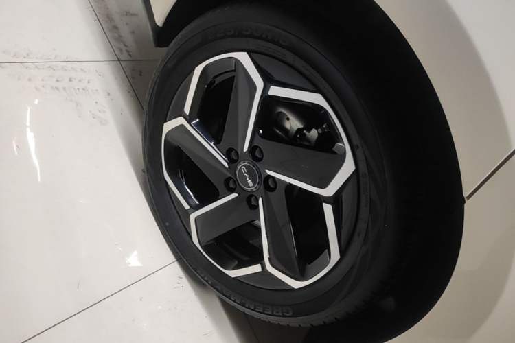 Used BYD Seal 06 New Energy 2025 DM-i Intelligent Drive 120KM Flagship Model Right Rear Wheel Hub