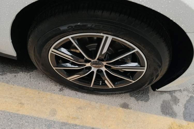 Used BYD Seal 06 New Energy 2025 DM-i Smart Drive 120KM Deluxe Model Right Rear Wheel Hub