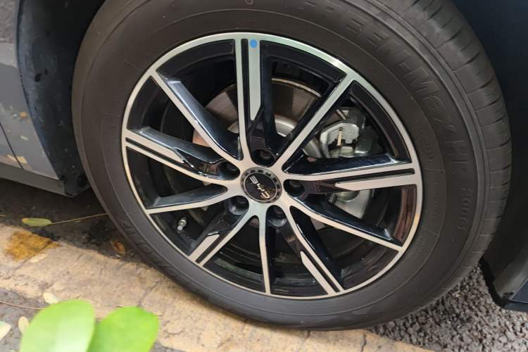Used BYD Seal 06 New Energy 2026 DM-i Ultra-Enjoyment 128KM Smart Enjoyment Model Right Front Wheel Hub