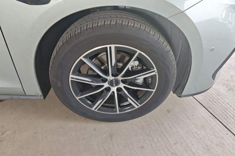 Used BYD Seal 06 New Energy 2026 DM-i Ultra-Enjoyment 128KM Smart Enjoyment Model Right Front Wheel Hub