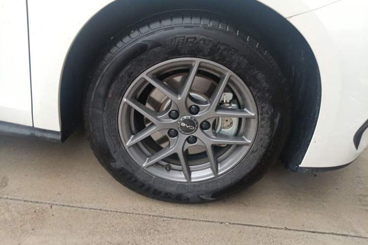 Used BYD Seal 06 New Energy 2026 DM-i Ultra-Enjoyment 128KM Luxury Edition Right Front Wheel Hub