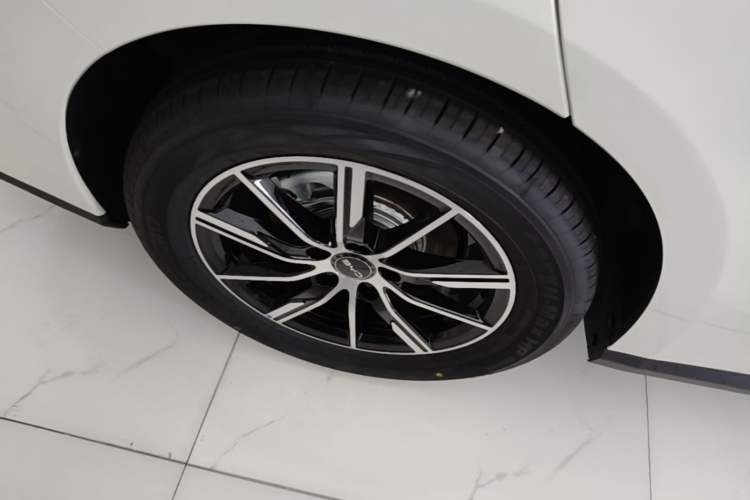 Used BYD Seal 06 New Energy 2026 DM-i Ultra-Enjoyment 128KM Smart Enjoyment Model Right Rear Wheel Hub