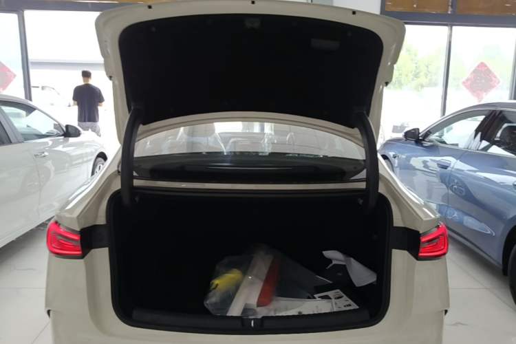Used BYD Seal 06 New Energy 2026 DM-i Ultra-Enjoyment 128KM Smart Enjoyment Model Trunk