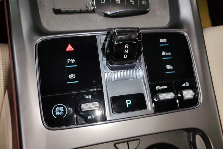 Used BYD Seal 07 DM-i 2025 Intelligent Driving Version DM-i 1.5L 125 km Prestige Edition Gear Lever