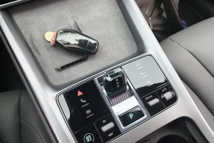 Used BYD Seal 07 DM-i 2025 DM-i 1.5L 125km Luxury Model Gear Lever