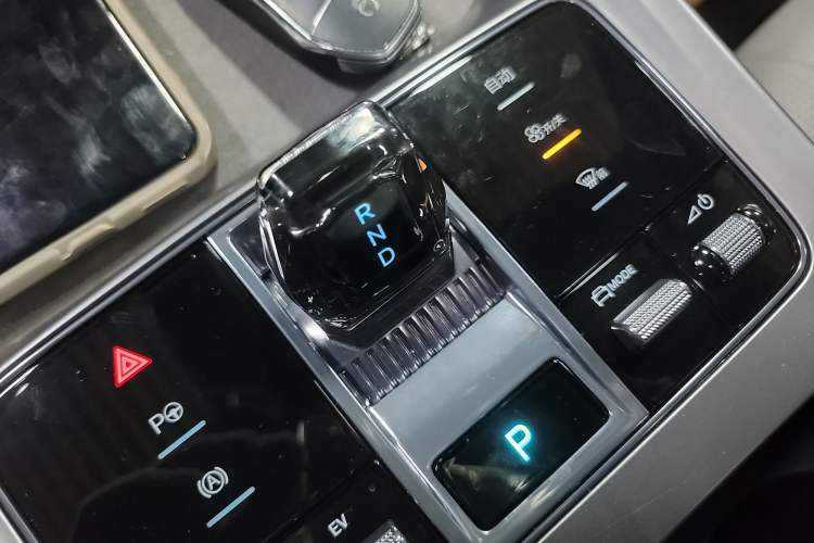 Used BYD Seal 07 DM-i 2025 Intelligent Driving Version DM-i 1.5L 125 km Prestige Edition Gear Lever