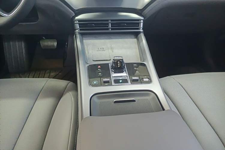 Used BYD Seal 07 DM-i 2025 DM-i 1.5L 125km Luxury Model Gear Lever