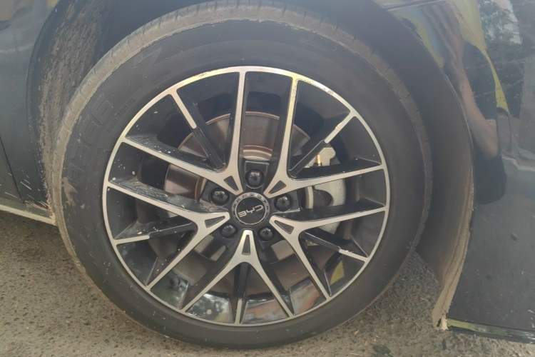 Used BYD Seal 07 DM-i 2025 DM-i 1.5L 125km Luxury Model Right Front Wheel Hub