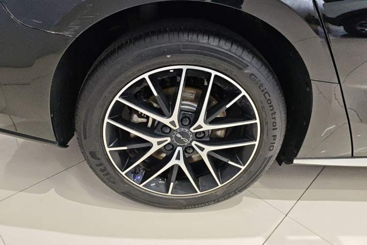 Used BYD Seal 07 DM-i 2025 Intelligent Driving Version DM-i 1.5L 125km Elite Edition Right Rear Wheel Hub
