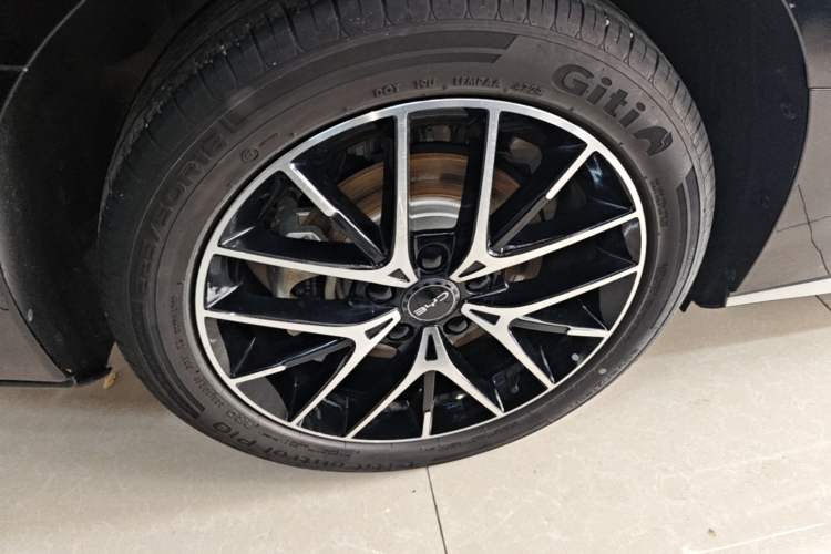 Used BYD Seal 07 DM-i 2025 DM-i 1.5L 125km Luxury Model Right Rear Wheel Hub