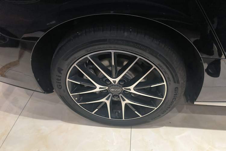 Used BYD Seal 07 DM-i 2025 DM-i 1.5L 125km Elite Model Right Rear Wheel Hub