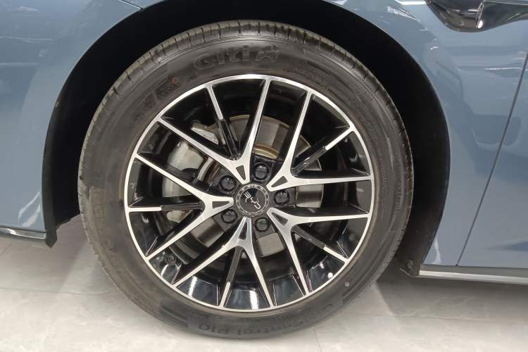 Used BYD Seal 07 DM-i 2025 Intelligent Driving Version DM-i 1.5L 125 km Prestige Edition Left Front Wheel Hub
