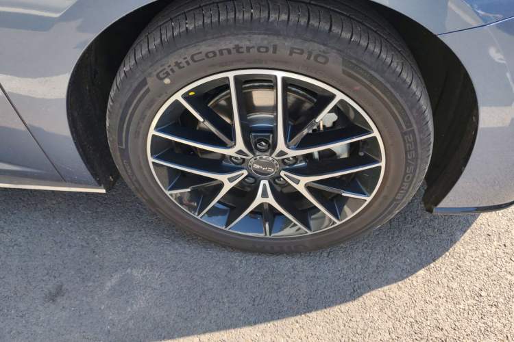 Used BYD Seal 07 DM-i 2025 Intelligent Driving Version DM-i 1.5L 125km Elite Edition Right Front Wheel Hub