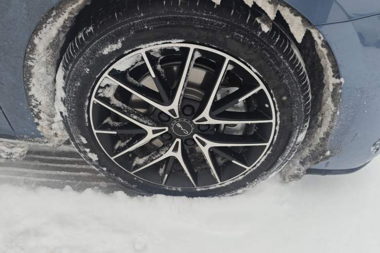 Used BYD Seal 07 DM-i 2025 DM-i 1.5L 125km Luxury Model Right Front Wheel Hub