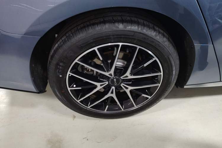 Used BYD Seal 07 DM-i 2025 Intelligent Driving Version DM-i 1.5L 125km Elite Edition Right Rear Wheel Hub