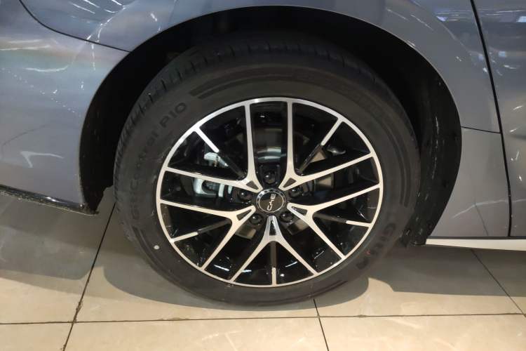 Used BYD Seal 07 DM-i 2025 DM-i 1.5L 125km Prestige Model Right Rear Wheel Hub
