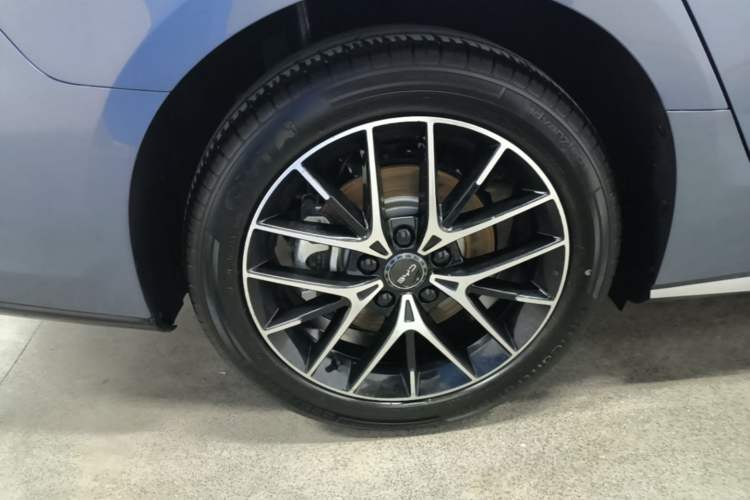 Used BYD Seal 07 DM-i 2025 DM-i 1.5L 125km Luxury Model Right Rear Wheel Hub