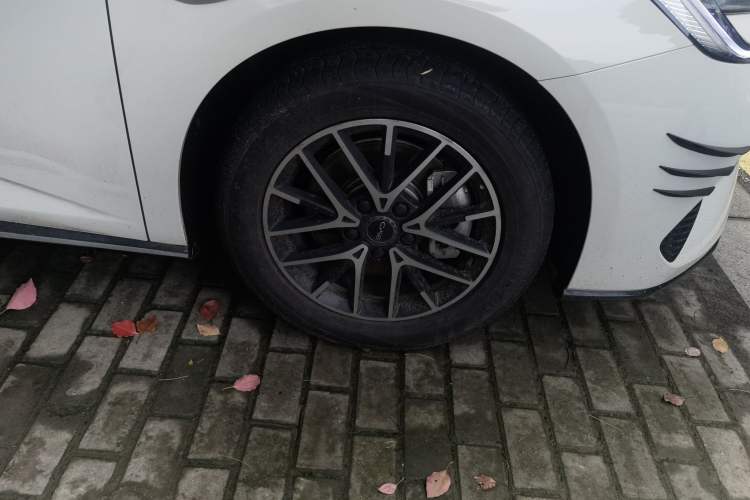 Used BYD Seal 07 DM-i 2025 DM-i 1.5L 70km Elite Model Right Front Wheel Hub