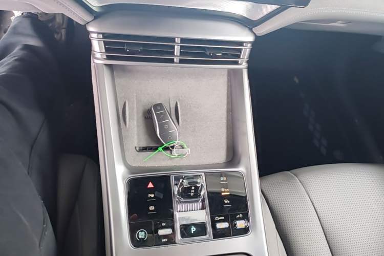 Used BYD Seal 07 DM-i 2025 Intelligent Driving Version DM-i 1.5L 125 km Prestige Edition Gear Lever