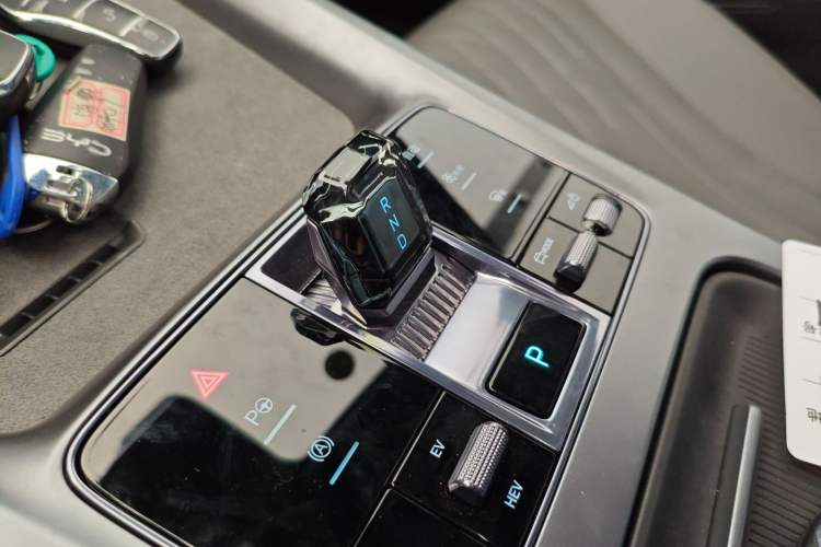 Used BYD Seal 07 DM-i 2025 Intelligent Driving Version DM-i 1.5T 125 km Range Flagship Edition Gear Lever