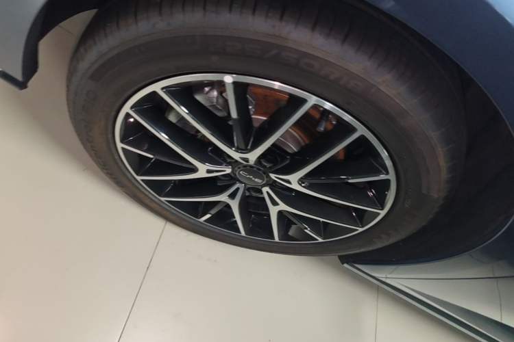 Used BYD Seal 07 DM-i 2025 DM-i 1.5L 125km Luxury Model Left Front Wheel Hub