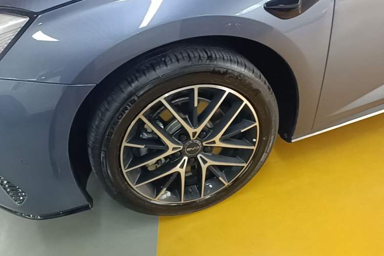 Used BYD Seal 07 DM-i 2025 Intelligent Driving Version DM-i 1.5L 125 km Prestige Edition Left Front Wheel Hub