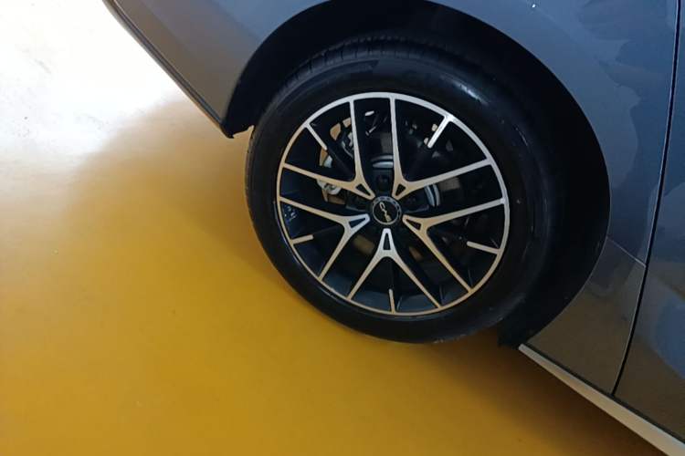 Used BYD Seal 07 DM-i 2025 Intelligent Driving Version DM-i 1.5L 125 km Prestige Edition Right Rear Wheel Hub