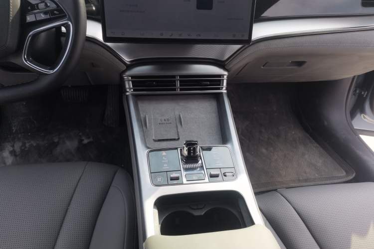 Used BYD Seal 07 DM-i 2025 Intelligent Driving Version DM-i 1.5L 125 km Prestige Edition Gear Lever