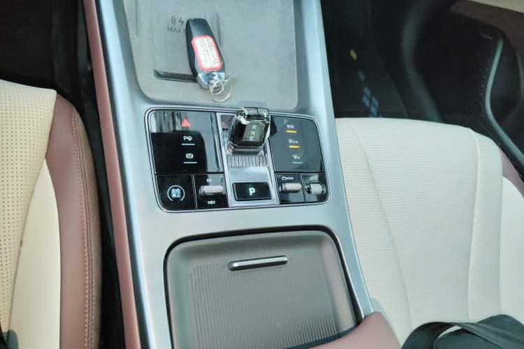 Used BYD Seal 07 DM-i 2025 Intelligent Driving Version DM-i 1.5L 125 km Prestige Edition Gear Lever