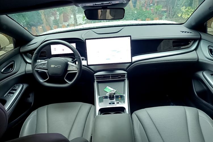 Used BYD Seal 07 DM-i 2025 Intelligent Driving Version DM-i 1.5L 125km Elite Edition Center Console