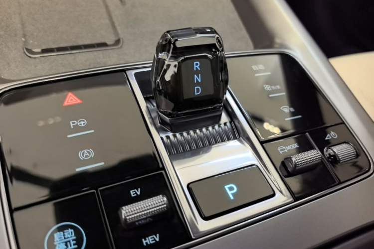 Used BYD Seal 07 DM-i 2025 Intelligent Driving Version DM-i 1.5L 125 km Prestige Edition Gear Lever
