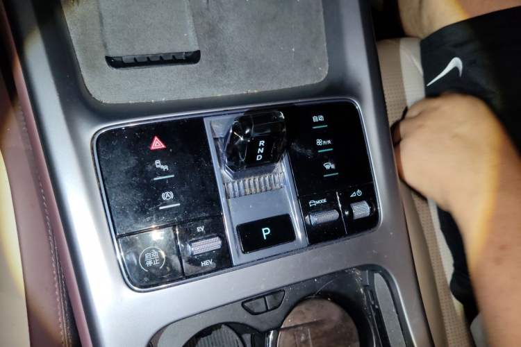 Used BYD Seal 07 DM-i 2025 DM-i 1.5L 125km Luxury Model Gear Lever