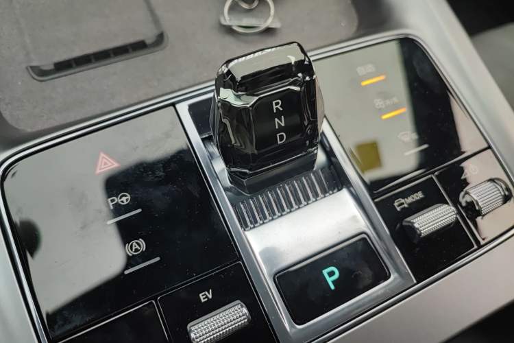 Used BYD Seal 07 DM-i 2025 Intelligent Driving Version DM-i 1.5T 125 km Range Flagship Edition Gear Lever