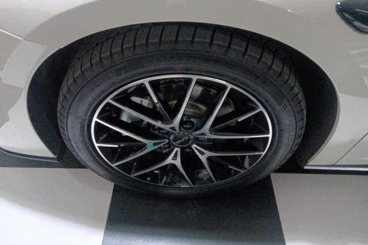 Used BYD Seal 07 DM-i 2025 Intelligent Driving Version DM-i 1.5L 125 km Prestige Edition Left Front Wheel Hub