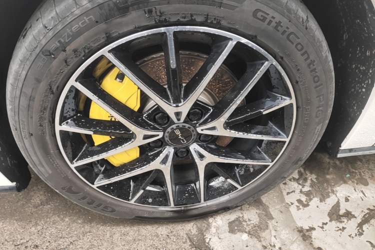 Used BYD Seal 07 DM-i 2025 DM-i 1.5L 125km Elite Model Left Front Wheel Hub