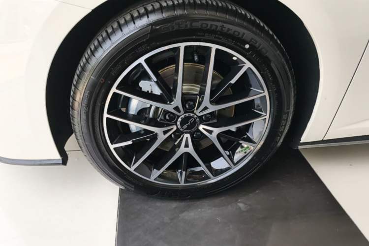 Used BYD Seal 07 DM-i 2025 DM-i 1.5L 125km Luxury Model Left Front Wheel Hub