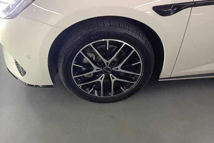 Used BYD Seal 07 DM-i 2025 Intelligent Driving Version DM-i 1.5L 125 km Prestige Edition Left Front Wheel Hub