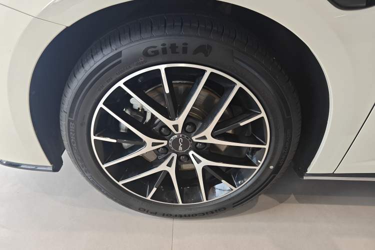 Used BYD Seal 07 DM-i 2025 Intelligent Driving Version DM-i 1.5L 125 km Prestige Edition Left Front Wheel Hub